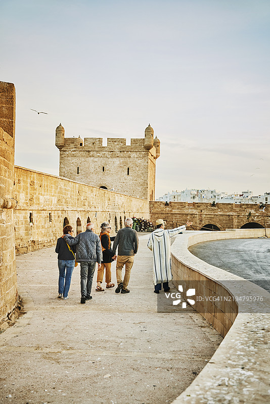 老年游客在埃萨乌伊拉与导游一起漫步的极广角镜头图片素材