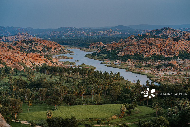 通加巴德拉河流经汉比的郁郁葱葱的风景图片素材