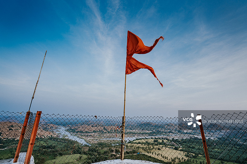 安贾纳德里山顶的哈努曼旗帜图片素材
