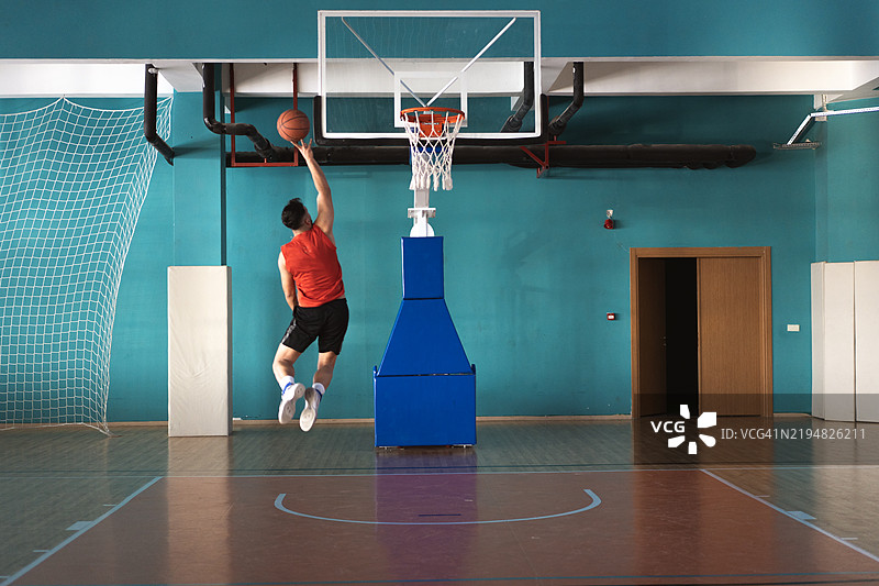 篮球运动员在体育馆投篮图片素材