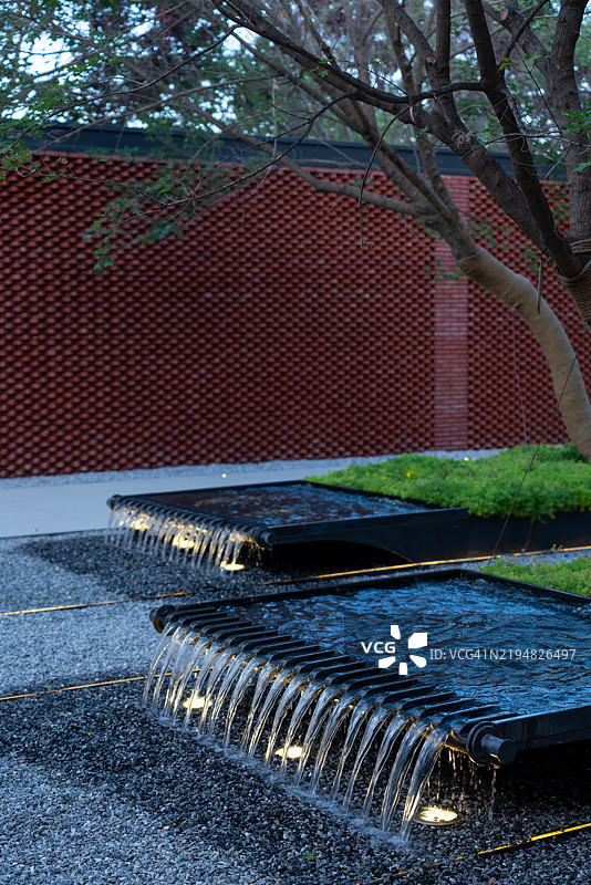 红砖建筑公园的水景特写图片素材