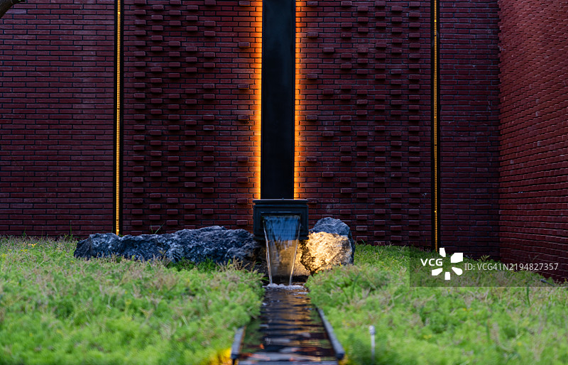 红砖建筑公园的水景特写图片素材