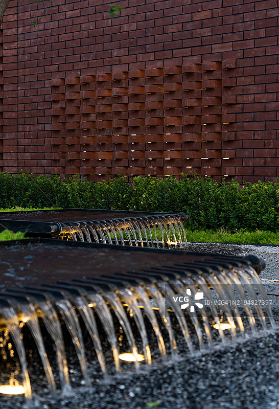 红砖建筑公园的水景特写图片素材