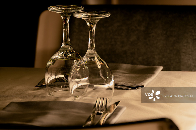 餐厅桌子上摆放着酒杯图片素材