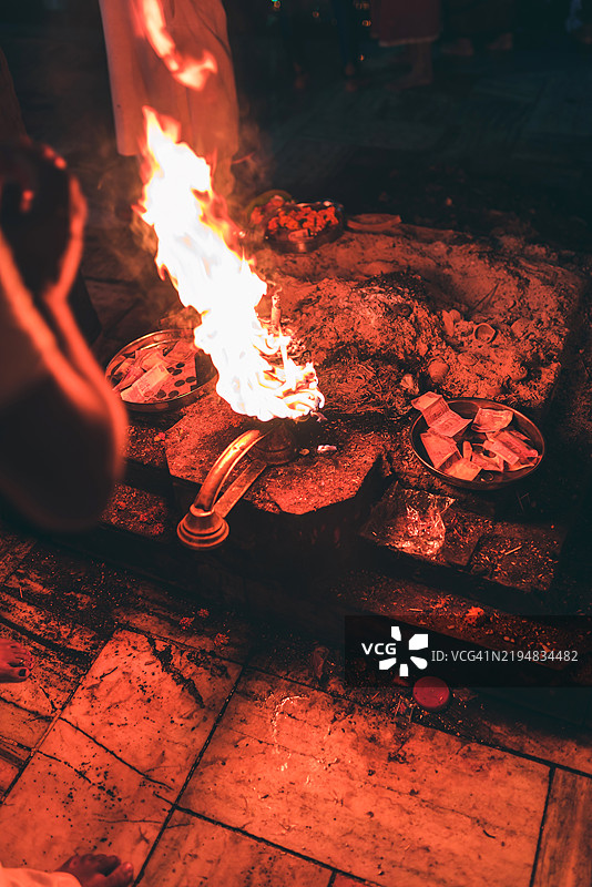 在乌塔拉坎德的哈里德瓦尔举行的恒河阿尔提仪式中的神圣火焰仪式图片素材