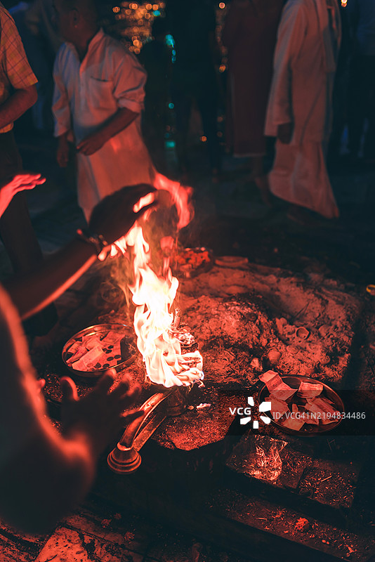 信徒们在乌塔拉坎德的哈里德瓦尔进行恒河祈祷仪式图片素材