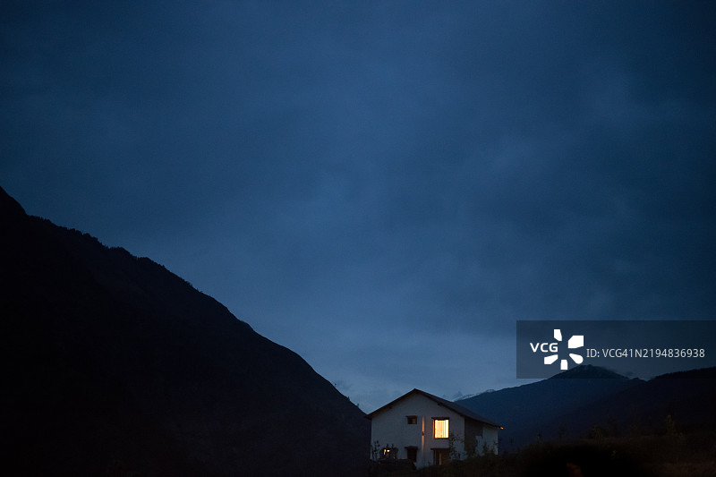 乌塔拉坎德州桑克里村黄昏时分照亮的孤独房屋图片素材