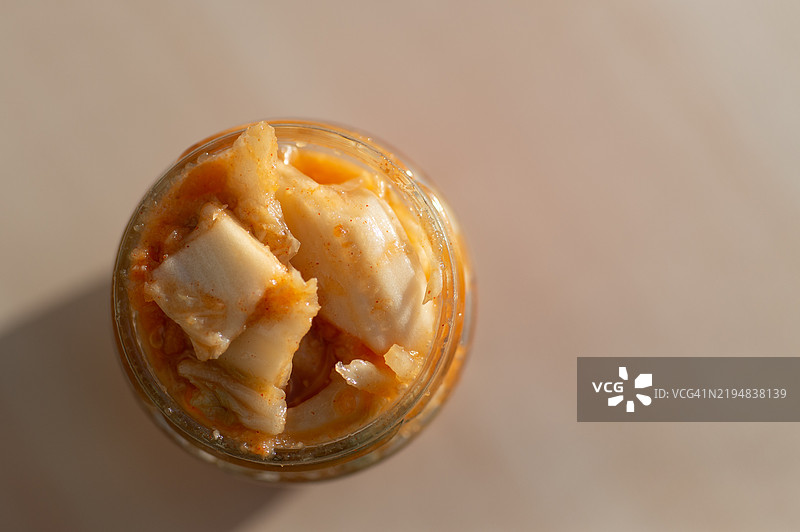 顶部视角的玻璃罐中盛放的发酵蔬菜泡菜图片素材