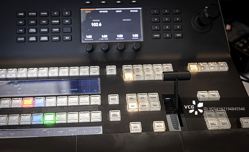 电视直播中的视频混合切换器特写镜头图片素材