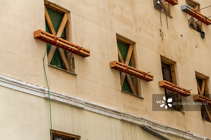 正在翻修的建筑，窗户被支撑起来图片素材