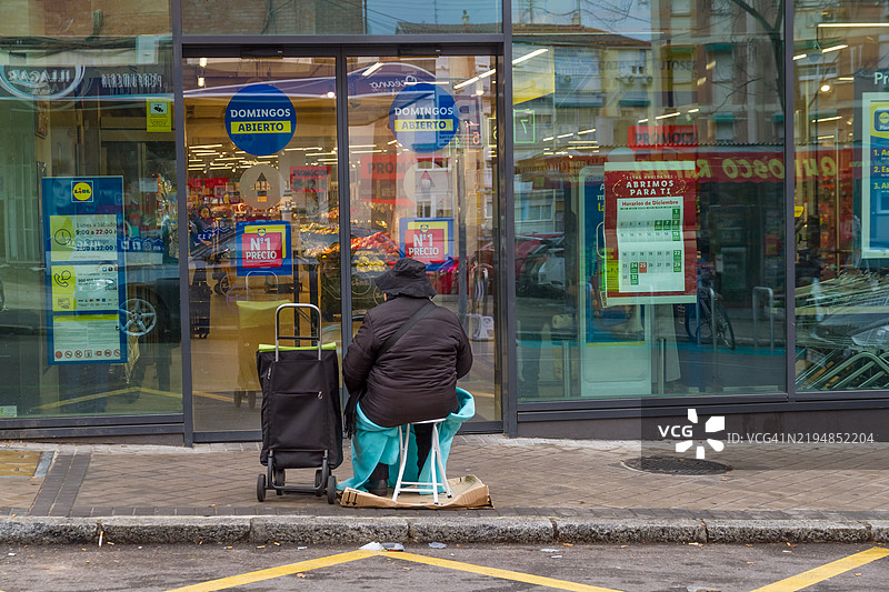 在超市门口乞讨图片素材