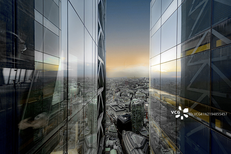 城市上空俯瞰玻璃建筑图片素材