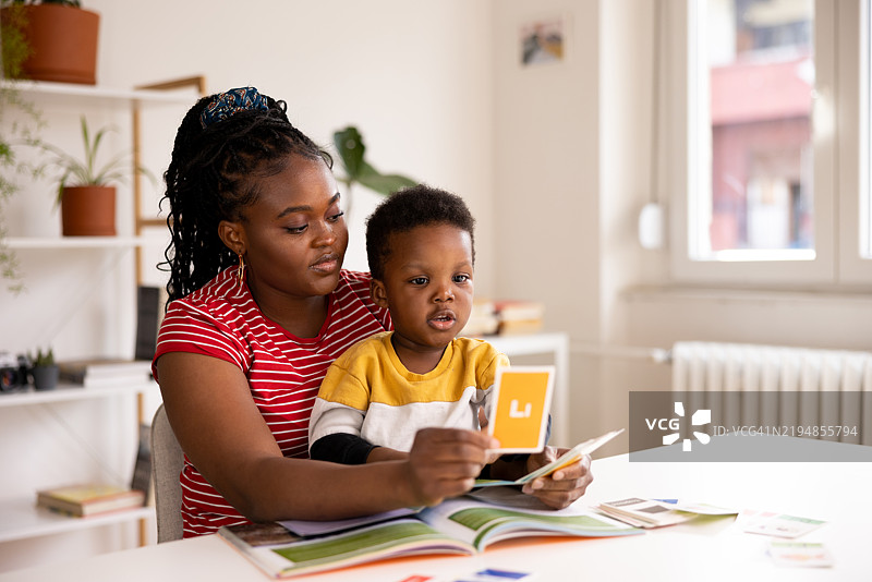 母亲在家教儿子字母表图片素材