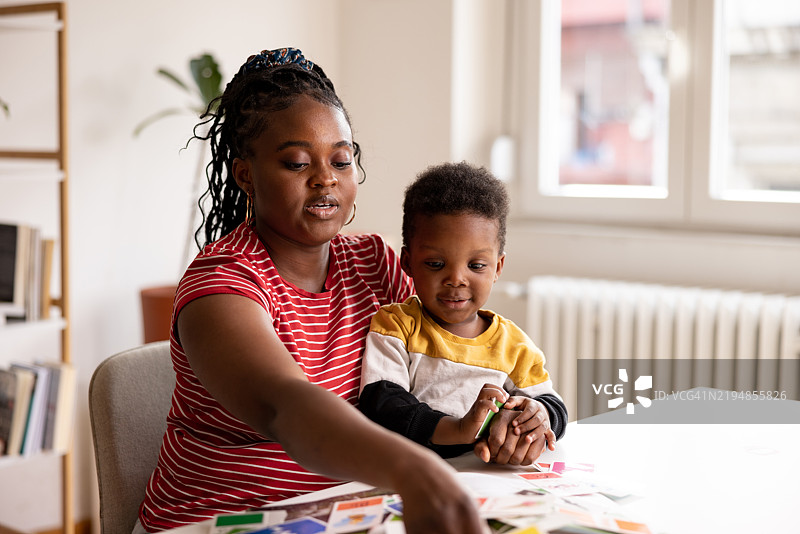 母亲和儿子在家用闪卡学习图片素材
