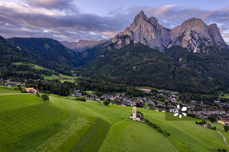 意大利，特伦蒂诺-南蒂罗尔，杜洛米蒂，西乌西阿洛斯基利亚尔，圣瓦伦蒂诺教堂和圣特纳峰日出时分图片素材