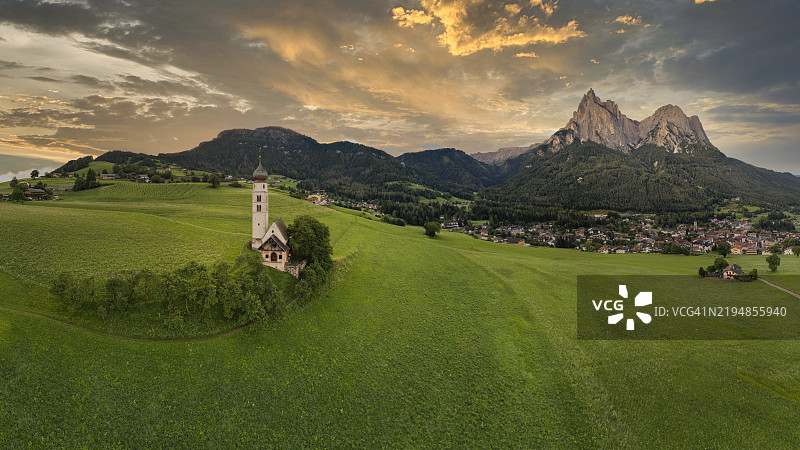 意大利，特伦蒂诺-南蒂罗尔，杜洛米蒂，西乌西阿洛斯基利亚尔，圣瓦伦蒂诺教堂和圣坦纳峰日出时分图片素材