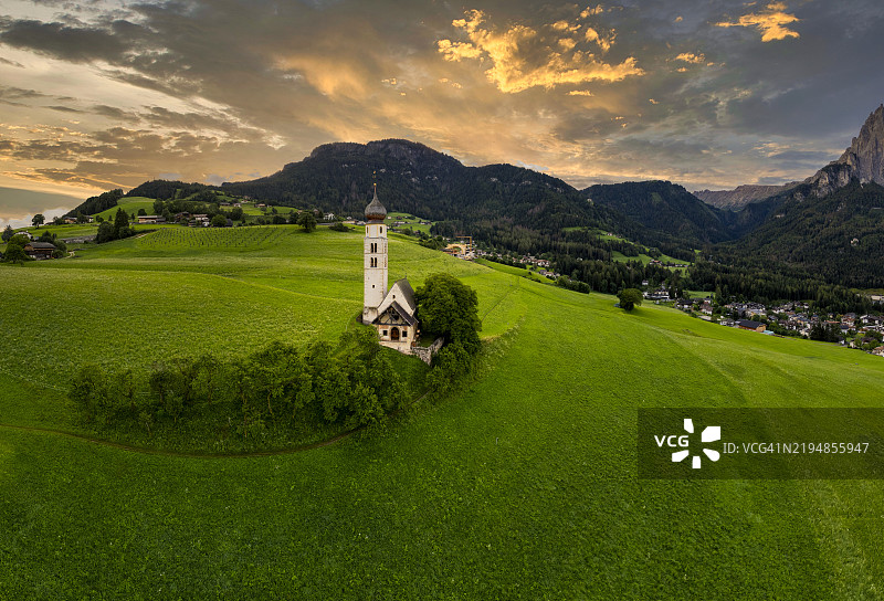 意大利，特伦蒂诺-南蒂罗尔，杜洛米蒂，西乌西阿洛斯基利亚尔，圣瓦伦蒂诺教堂日出时分图片素材