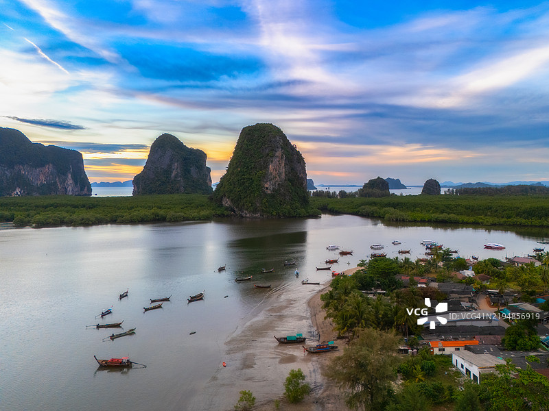 泰国南部Trang省海滩和码头的日落鸟瞰图图片素材
