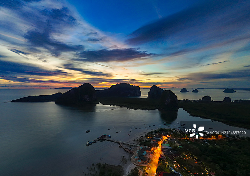 泰国南部Trang省海滩和码头日落的夜景鸟瞰图图片素材