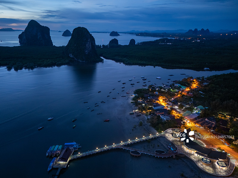 泰国南部Trang省海滩和码头的日落夜景鸟瞰图图片素材