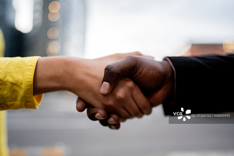 同事们互相问候的特写镜头图片素材