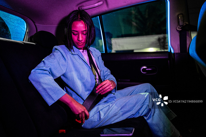 女商人在汽车副驾驶座上系安全带图片素材
