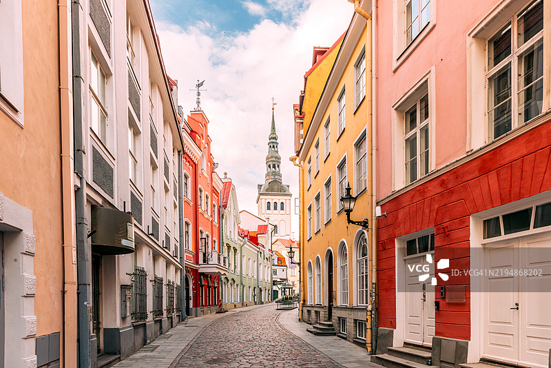 塔林老城的圣尼古拉斯教堂和五彩斑斓的鹅卵石街道图片素材