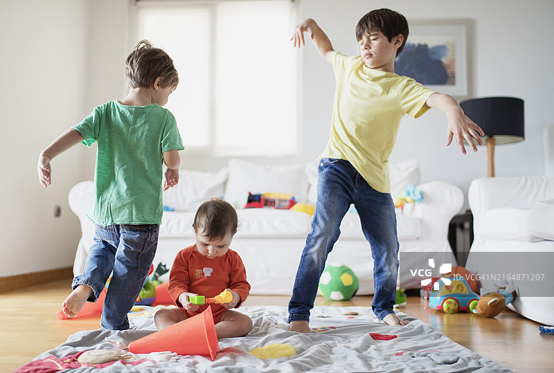 孩子们在明亮的客厅里白天一起玩耍图片素材