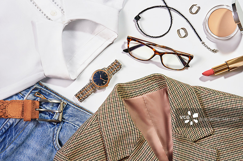 时尚系列服装，包括白衬衫、蓝色牛仔裤、米色绿色夹克，以及适合女性的蓝色、红色和米色棕色化妆品。概念为2025年年度色摩卡慕斯色。图片素材