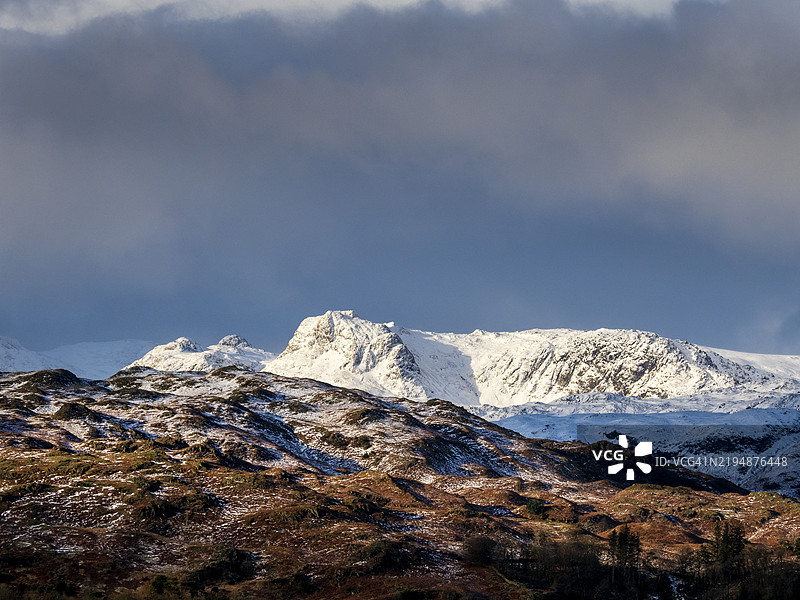 从湖区安布尔赛德俯瞰朗代尔山脊的雪景。图片素材
