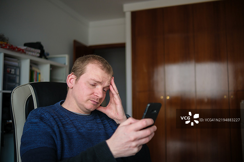 男子意识到手机被黑客入侵图片素材