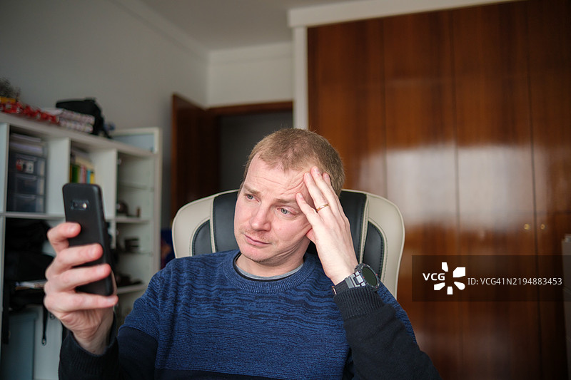 男子意识到手机被黑客入侵图片素材