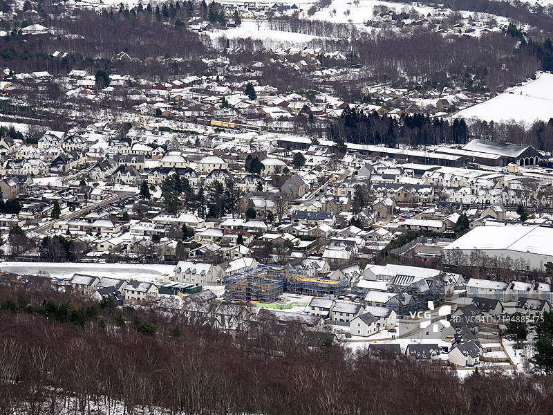 从苏格兰凯恩戈姆国家公园的克雷格艾拉基国家自然保护区俯瞰阿维莫尔。图片素材