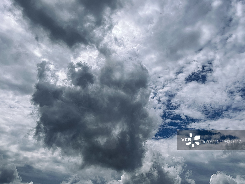 阴云密布的戏剧性天空图片素材