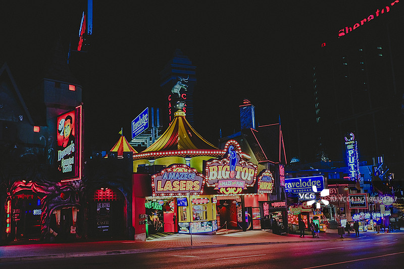 尼亚加拉大瀑布克利夫顿山的夜晚霓虹灯光图片素材
