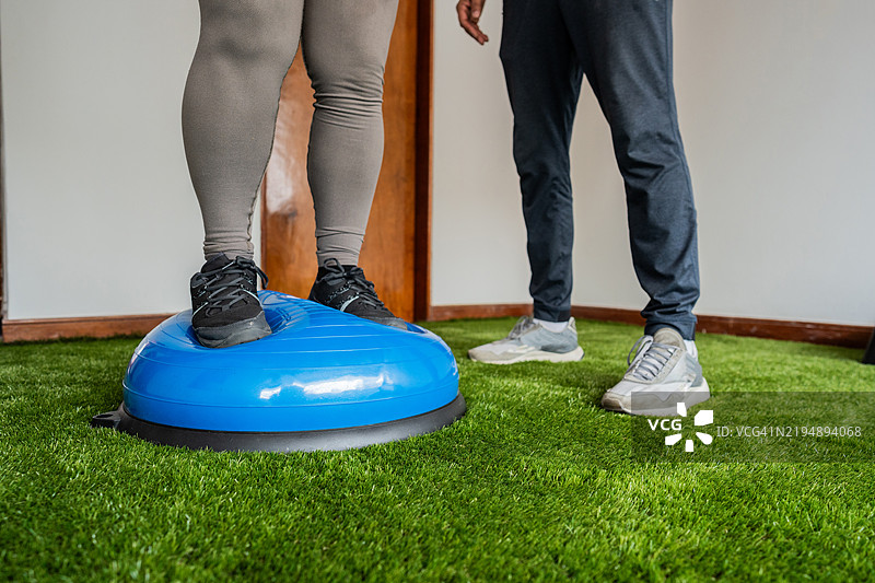 健身教练在健身俱乐部帮助学生练习本体感觉训练图片素材