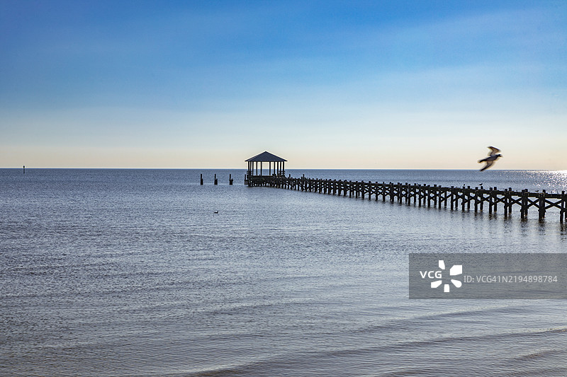 木栈道延伸至比洛克西墨西哥湾的宁静水域。图片素材