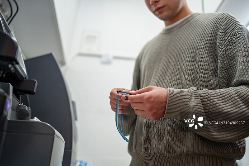 眼镜师正在用工具修理眼镜和镜框。图片素材