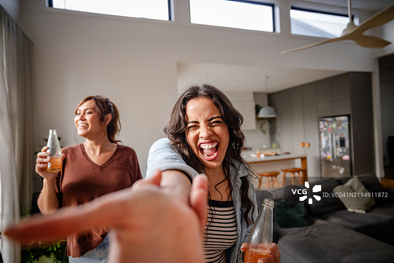 快乐的朋友们在室内畅饮，开怀大笑图片素材