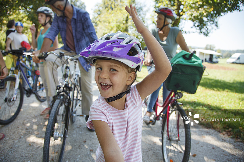 小女孩与家人在后面骑自行车的肖像 - 家庭骑行旅行图片素材