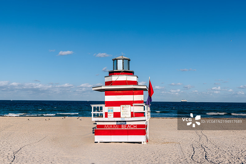 迈阿密南海滩的红白相间的救生员塔图片素材