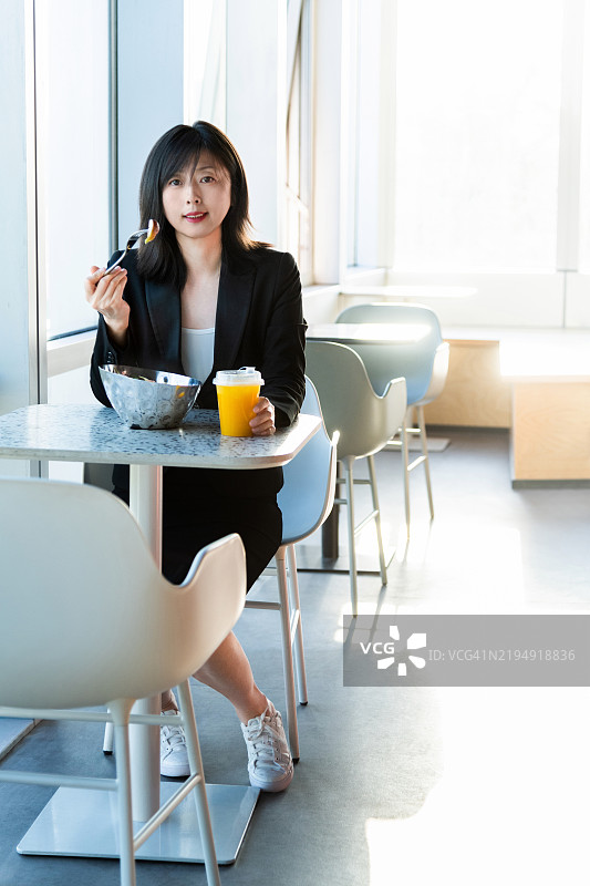 女人在吃健康沙拉图片素材