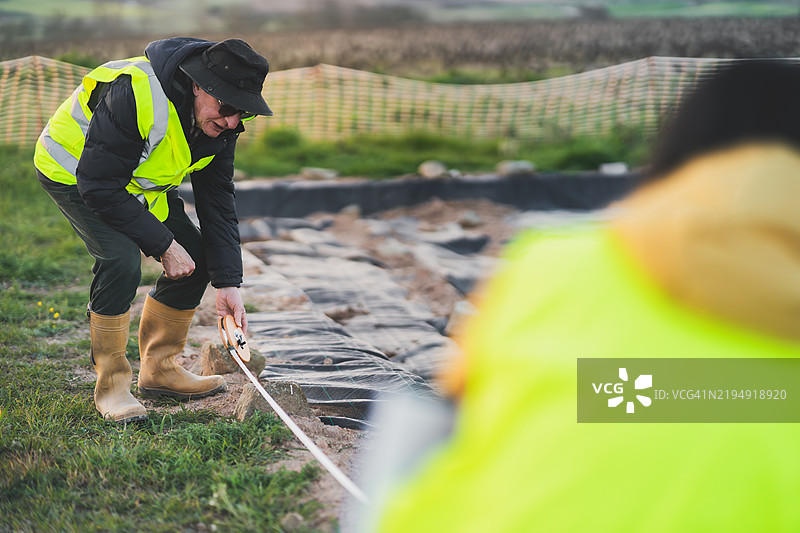 考古学家在考古遗址上测量遗迹图片素材