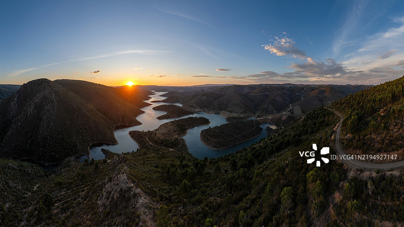 惊人的萨博尔湖抽象风景，位于葡萄牙特拉斯-奥斯-蒙特斯。无人机视角。图片素材