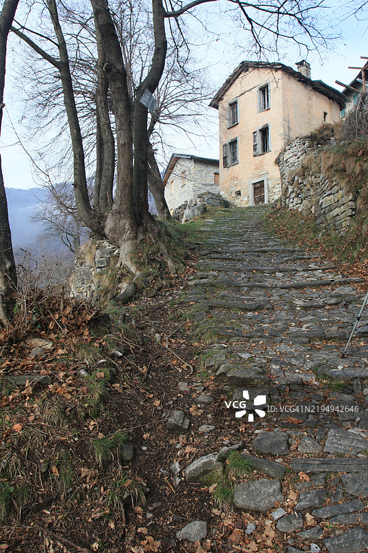 通往高山村庄的古老小径图片素材