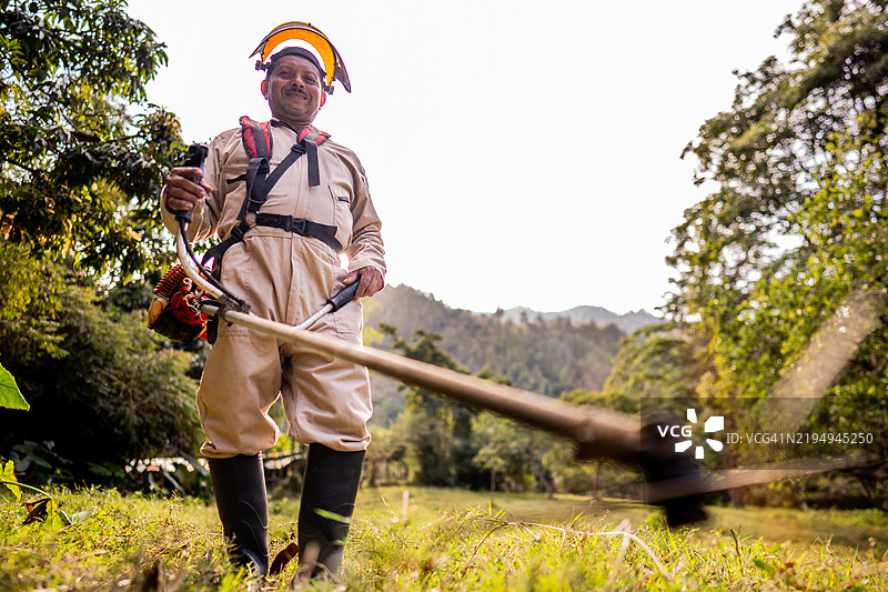 农场上的农民肖像图片素材