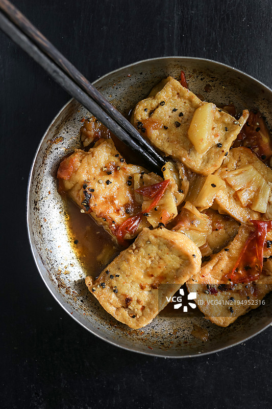 中部越南炸豆腐炖番茄和菠萝图片素材