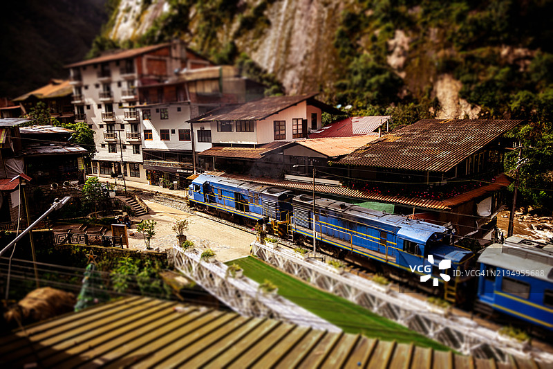 火车抵达秘鲁马丘比丘的阿瓜斯卡连特斯镇图片素材