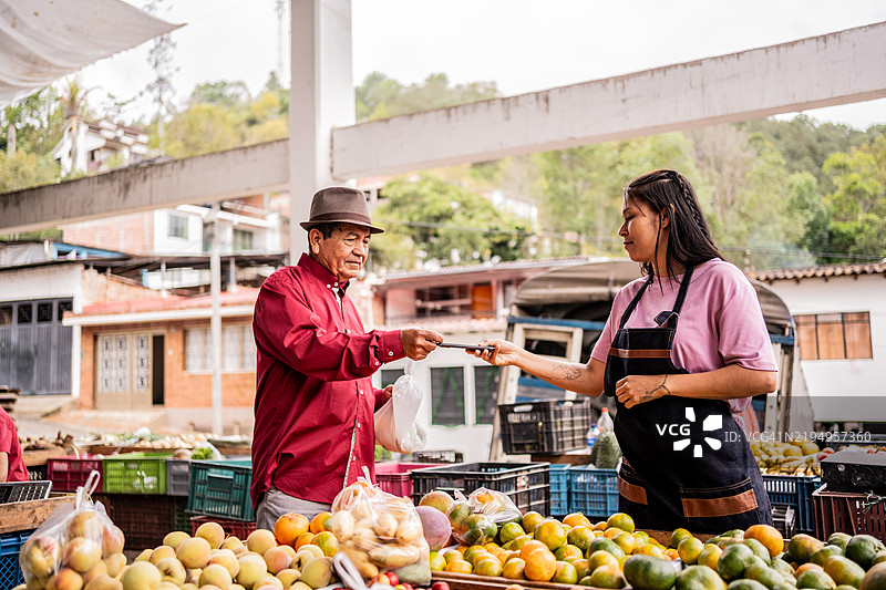 老年人在农贸市场用信用卡付款图片素材