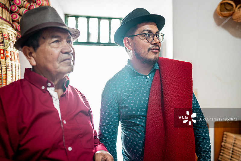 父亲和儿子在集市上图片素材